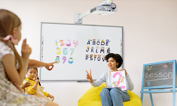 Whiteboard mit Fenstern im Klassenzimmer